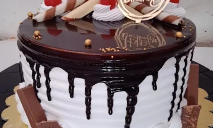DELICIOUS CONFECTIONERY CAKE